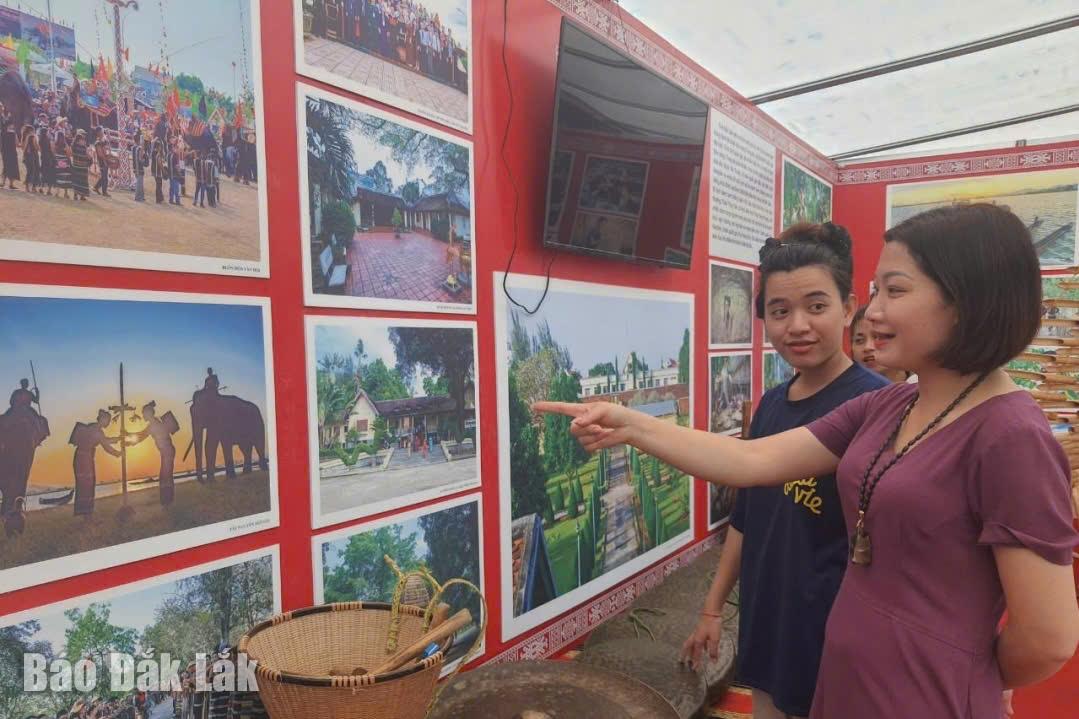 Du khách tìm hiểu văn hóa tỉnh Đắk Lắk tại triển lãm. 